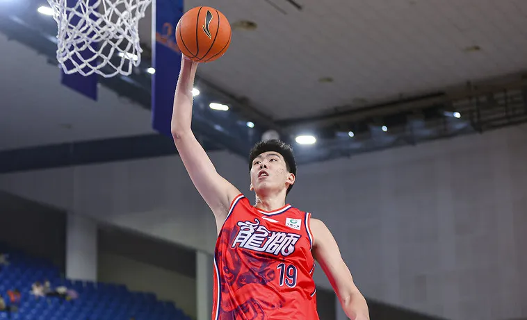 开云体育-徐昕本场篮板数追平赛季最高纪录，场均篮板数本土球员第二